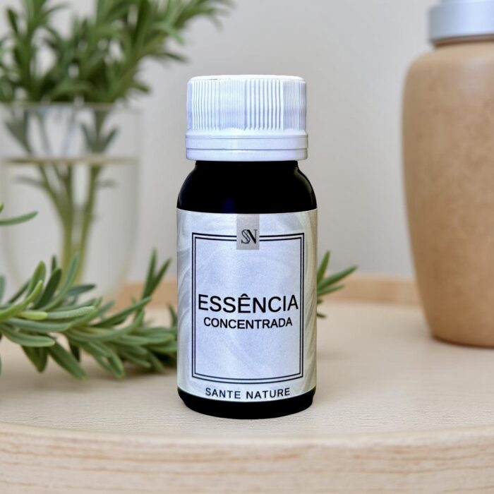 Frescor refinado e energia herbal para ambientes vibrantes. A Essência de Alecrim LLB é uma versão sofisticada e contemporânea da clássica fragrância herbal. Com notas verdes e cítricas intensas, ela traz frescor, leveza e dinamismo aos ambientes, criando uma atmosfera de clareza, bem-estar e naturalidade.
