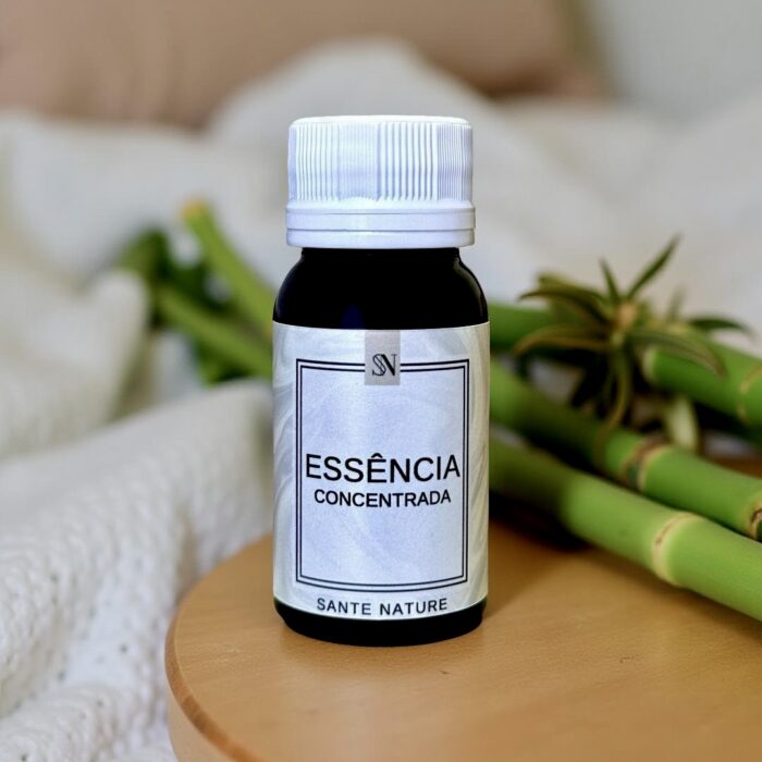 Leveza aquática e frescor vegetal para ambientes elegantes e equilibrados. A Essência de Bamboo é a expressão da natureza em estado puro. Com seu perfume verde, suave e aquático, ela transmite frescor, leveza e serenidade. Inspirada nos jardins orientais e na pureza da vegetação úmida, essa fragrância é perfeita para criar espaços de tranquilidade, harmonia e sofisticação natural.