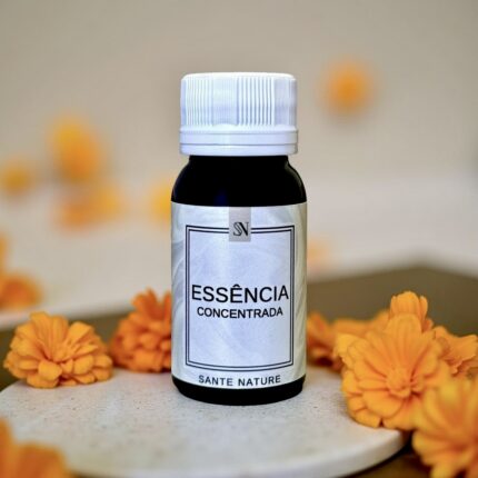 Frescor floral para ambientes harmoniosos e acolhedores. A Essência de Calêndula é inspirada na flor que simboliza serenidade e cuidado. Seu aroma floral, é ideal para criar ambientes equilibrados, leves e cheios de bem-estar. Uma fragrância suave e reconfortante que transmite paz e aconchego.