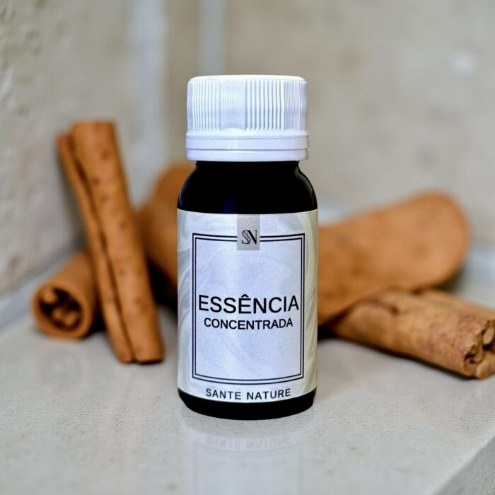 Calor especiado e perfume marcante para ambientes cheios de personalidade. A Essência de Canela é uma fragrância intensa e reconfortante, que une o aroma quente e levemente adocicado da especiaria com nuances amadeiradas e balsâmicas. Seu perfume é envolvente, estimulante e cheio de charme — ideal para criar ambientes acolhedores, sofisticados e com toque exótico.
