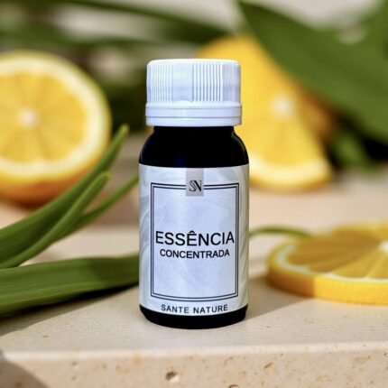 Frescor cítrico e energia herbal para ambientes leves e revitalizantes. A Essência de Capim-Limão é uma fragrância vibrante e refrescante, com aroma herbal-cítrico marcante que transmite leveza, bem-estar e vitalidade. Seu perfume é ideal para ambientes que pedem limpeza aromática, foco e tranquilidade.