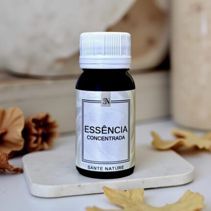 Natureza aromática e frescor verde para ambientes equilibrados e acolhedores. A Essência Cascas & Folhas é inspirada na serenidade das florestas úmidas e na pureza das folhas recém-cortadas. Seu aroma é fresco, herbal e levemente cítrico, com nuances amadeiradas que evocam a tranquilidade da natureza. Ideal para criar ambientes com sensação de limpeza, harmonia e bem-estar.