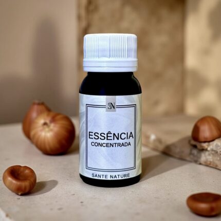 Cremosidade tropical e elegância aromática para ambientes acolhedores. A Essência de Castanha do Brasil é inspirada na riqueza da Amazônia e no perfume envolvente da castanha nativa. Seu aroma é cremoso, levemente adocicado e com toque amadeirado, transmitindo conforto, sofisticação e brasilidade. Ideal para criar espaços que exalam aconchego e bem-estar com um toque exótico e refinado.