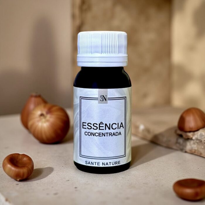 Cremosidade tropical e elegância aromática para ambientes acolhedores. A Essência de Castanha do Brasil é inspirada na riqueza da Amazônia e no perfume envolvente da castanha nativa. Seu aroma é cremoso, levemente adocicado e com toque amadeirado, transmitindo conforto, sofisticação e brasilidade. Ideal para criar espaços que exalam aconchego e bem-estar com um toque exótico e refinado.