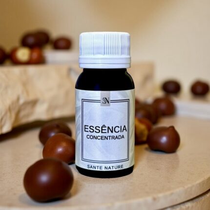 Cremosidade tropical e aconchego aromático para ambientes acolhedores. A Essência de Castanha do Pará é uma fragrância rica e envolvente, que combina o dulçor da castanha amazônica com notas florais e amadeiradas. Seu aroma é cremoso, levemente frutado e com toque gourmand — ideal para criar espaços que transmitem conforto, sofisticação e brasilidade.