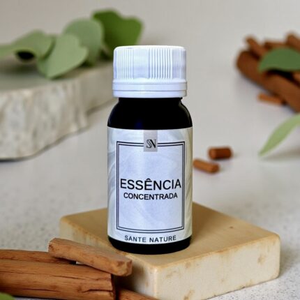Natureza aromática e frescor verde para ambientes equilibrados e acolhedores. A Essência Cascas & Folhas é inspirada na serenidade das florestas úmidas e na pureza das folhas recém-cortadas. Seu aroma é fresco, herbal e levemente cítrico, com nuances amadeiradas que evocam a tranquilidade da natureza. Ideal para criar ambientes com sensação de limpeza, harmonia e bem-estar.