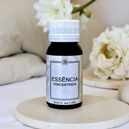 eveza aromática e sofisticação natural para ambientes tranquilos. A Essência de Chá Branco é uma fragrância delicada e refinada, inspirada na pureza das folhas jovens do chá branco. Seu aroma é suave, fresco e levemente floral, ideal para criar espaços que transmitem serenidade, bem-estar e elegância discreta. Perfeita para quem busca uma atmosfera leve e acolhedora.