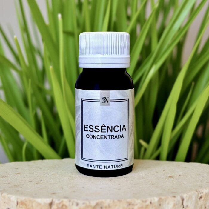 Frescor cítrico e proteção natural para ambientes leves e revigorantes. A Essência de Citronela é conhecida por seu aroma herbal-cítrico marcante, com propriedades refrescantes e repelentes naturais. Seu perfume combina notas verdes e limpas com um toque levemente doce e amadeirado, criando uma atmosfera energizante, purificada e acolhedora. Ideal para quem busca bem-estar com funcionalidade.