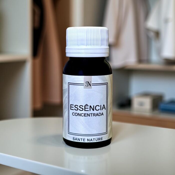 A Essência Farme é uma fragrância inspirada na energia vibrante com toque amadeirado. Seu aroma combina notas frescas e terrosas, evocando a sensação de estar em meio ao campo, cercado por folhas recém-colhidas e madeira aquecida pelo sol. Ideal para criar ambientes com personalidade, leveza e bem-estar.