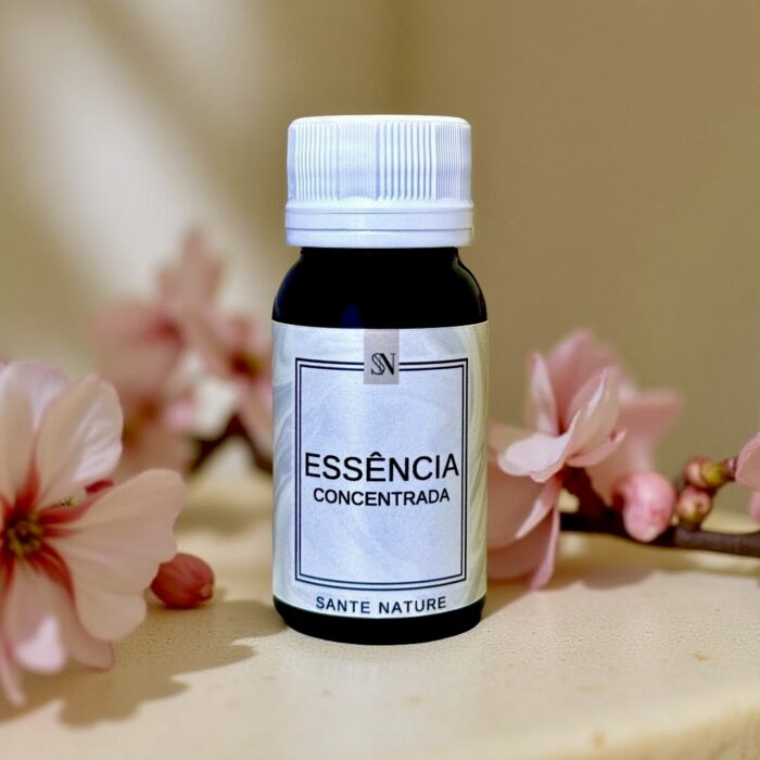 Romantismo floral e frescor adocicado para ambientes suaves e acolhedores. A Essência Flor de Cerejeira é inspirada na beleza efêmera das flores de sakura, símbolo de renovação e delicadeza. Seu aroma floral adocicado, com toques frutais e fundo amadeirado, transmite leveza, feminilidade e serenidade. Ideal para criar espaços que exalam suavidade, elegância e bem-estar.