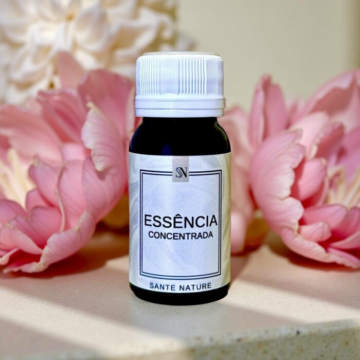Elegância floral e suavidade romântica para ambientes encantadores. A Essência de Gardênia é uma fragrância exuberante e feminina, inspirada na flor que simboliza pureza, amor e sofisticação. Seu aroma é floral intenso, cremoso e levemente adocicado, com nuances delicadas que evocam frescor, sensualidade e bem-estar.