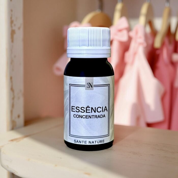 Suavidade clássica e ternura perfumada para ambientes acolhedores. A Essência Geo Baby é inspirada na fragrância que atravessa gerações com seu aroma suave, limpo e reconfortante. Com notas florais e musk delicado, ela transmite sensação de carinho, frescor e bem-estar — ideal para criar ambientes tranquilos, afetivos e cheios de leveza.