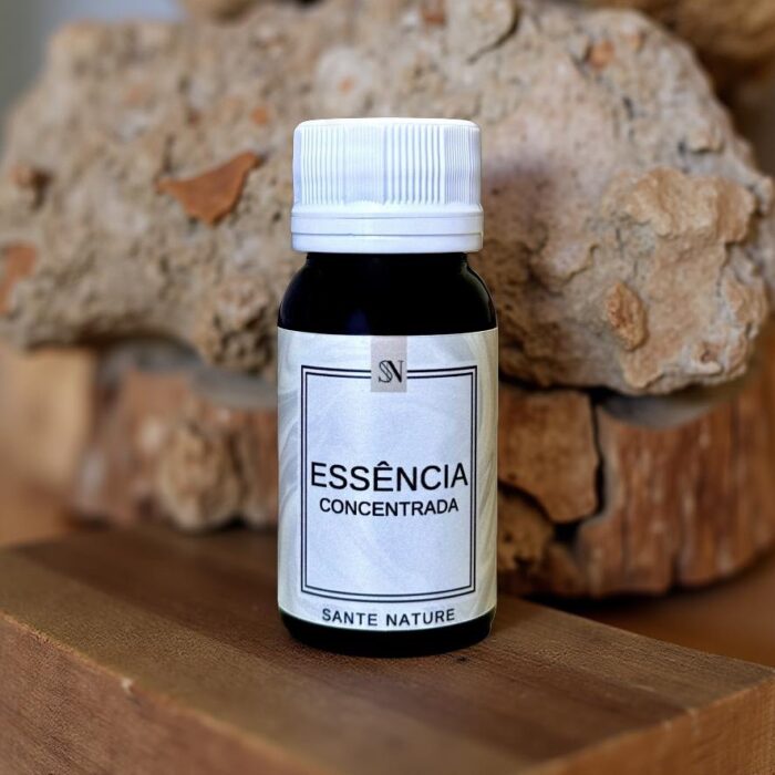 Aroma resinoso e espiritual com toque amadeirado e fresco para ambientes equilibrados. A Essência de Breu Branco é uma fragrância única e envolvente, inspirada na resina aromática extraída de árvores da Amazônia. Seu perfume combina notas verdes, florais e amadeiradas com um fundo musk suave, evocando a tranquilidade da floresta e a conexão com a natureza. Ideal para criar ambientes serenos, sofisticados e espirituais.