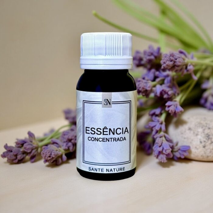 Equilíbrio, leveza e serenidade em uma fragrância atemporal. A Essência de Lavanda é um clássico da aromaterapia, conhecida por seu aroma floral delicado, herbal e suavemente adocicado. Essa fragrância transmite paz, frescor e bem-estar, criando ambientes relaxantes e acolhedores. Ideal para momentos de descanso, meditação ou simplesmente para tornar o dia mais leve.