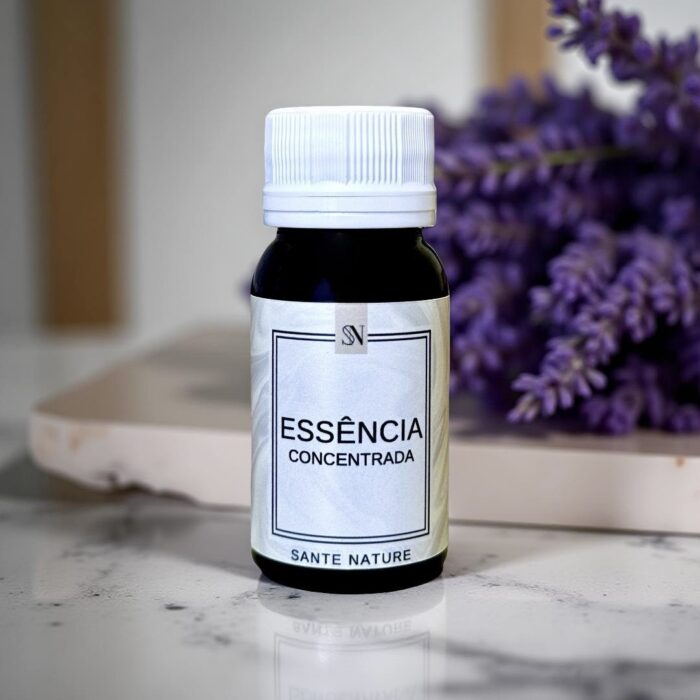 Frescor floral e serenidade mediterrânea para ambientes elegantes. Inspirada nos campos roxos da região da Provença, no sul da França, a Essência Lavanda Provence combina notas florais, herbais e amadeiradas que transmitem paz, leveza e sofisticação. Seu aroma é delicado, refrescante e envolvente — ideal para criar espaços tranquilos e acolhedores.