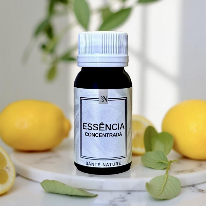 Refrescância cítrica e elegância mediterrânea para ambientes leves e energizantes A Essência de Limão Siciliano é uma explosão de frescor e vitalidade. Com seu aroma cítrico, limpo e levemente adocicado, ela evoca os campos ensolarados do Mediterrâneo e transmite uma sensação de leveza, energia e bem-estar. Ideal para quem busca uma fragrância revigorante e sofisticada para perfumar o dia a dia.
