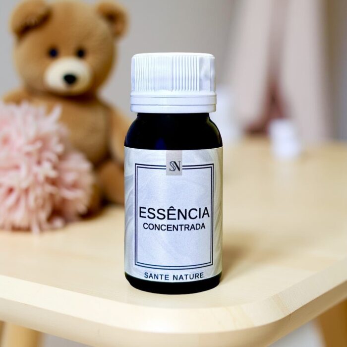 Suavidade, carinho e conforto para todos os ambientes. A Essência Mamãe Bebê é sinônimo de cuidado e ternura. Seu aroma delicado e aconchegante remete à fragrância de colônias infantis, com notas limpas, florais suaves e um fundo levemente talcado que transmite tranquilidade e sensação de bem-estar.