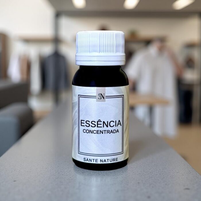 Elegância oriental e calor envolvente para ambientes sofisticados e acolhedores. A Essência Âmbar Zhara é inspirada nas fragrâncias luxuosas da perfumaria internacional, com destaque para o acorde quente e sedutor do âmbar. Seu aroma é intenso, refinado e multifacetado — ideal para criar ambientes marcantes, elegantes e cheios de personalidade.